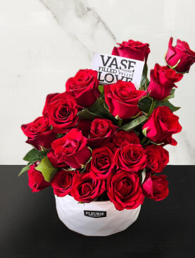 PORCELAIN VASE - RED ROSES