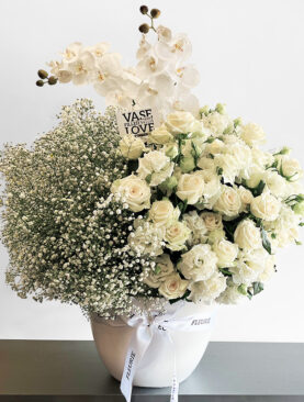 white pot - white roses and mixte flowers